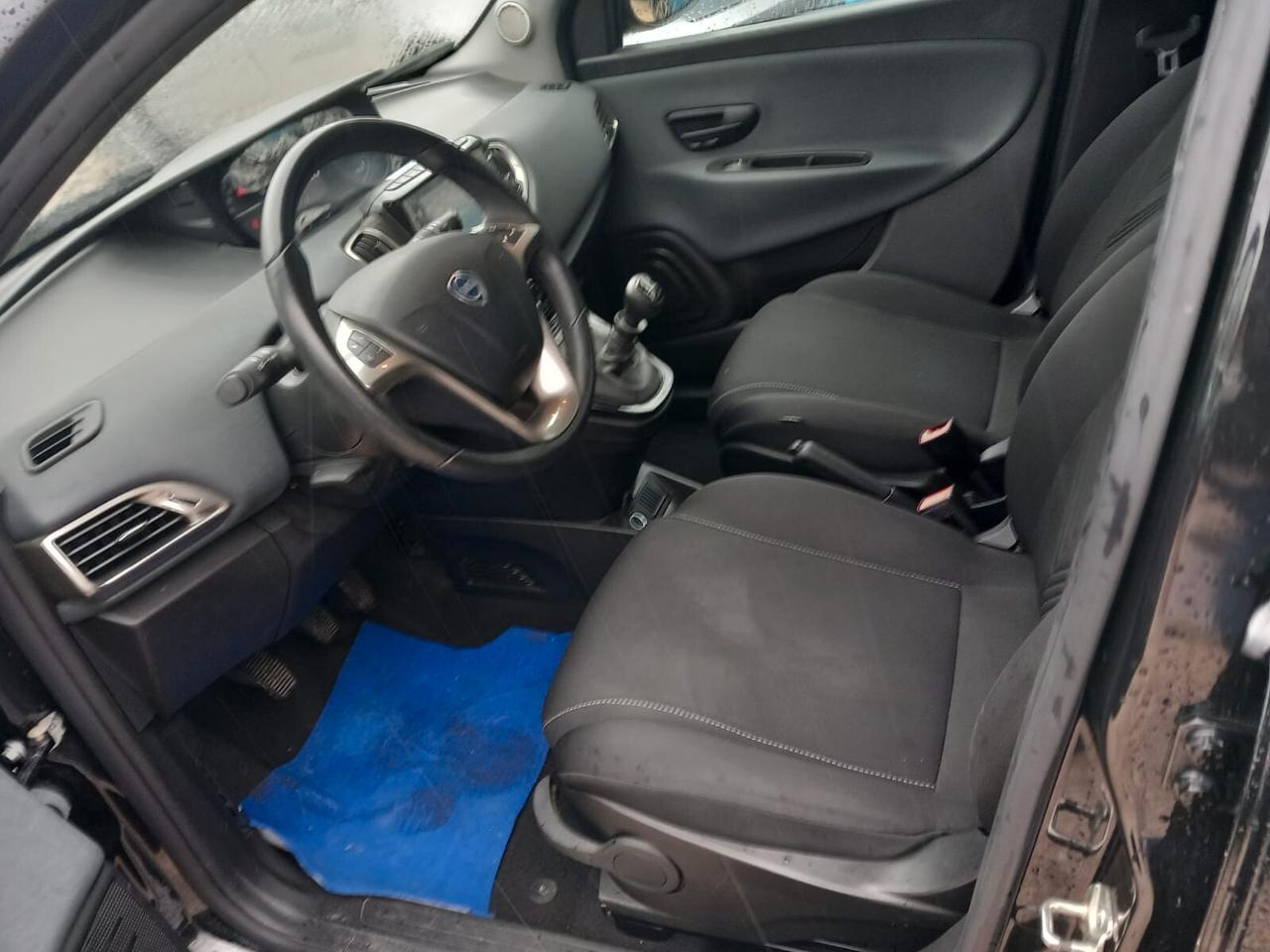 Lancia Ypsilon 1.0 benzina ibrida