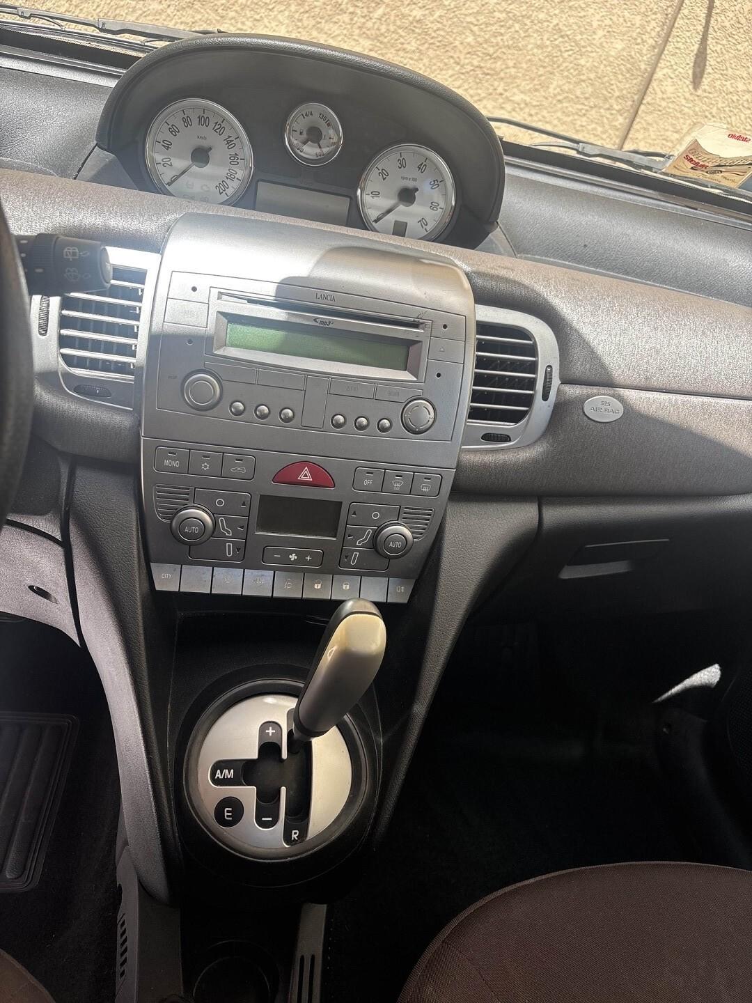 LANCIA YPSILON 1.4 16V PLATINO AUTOMATICA