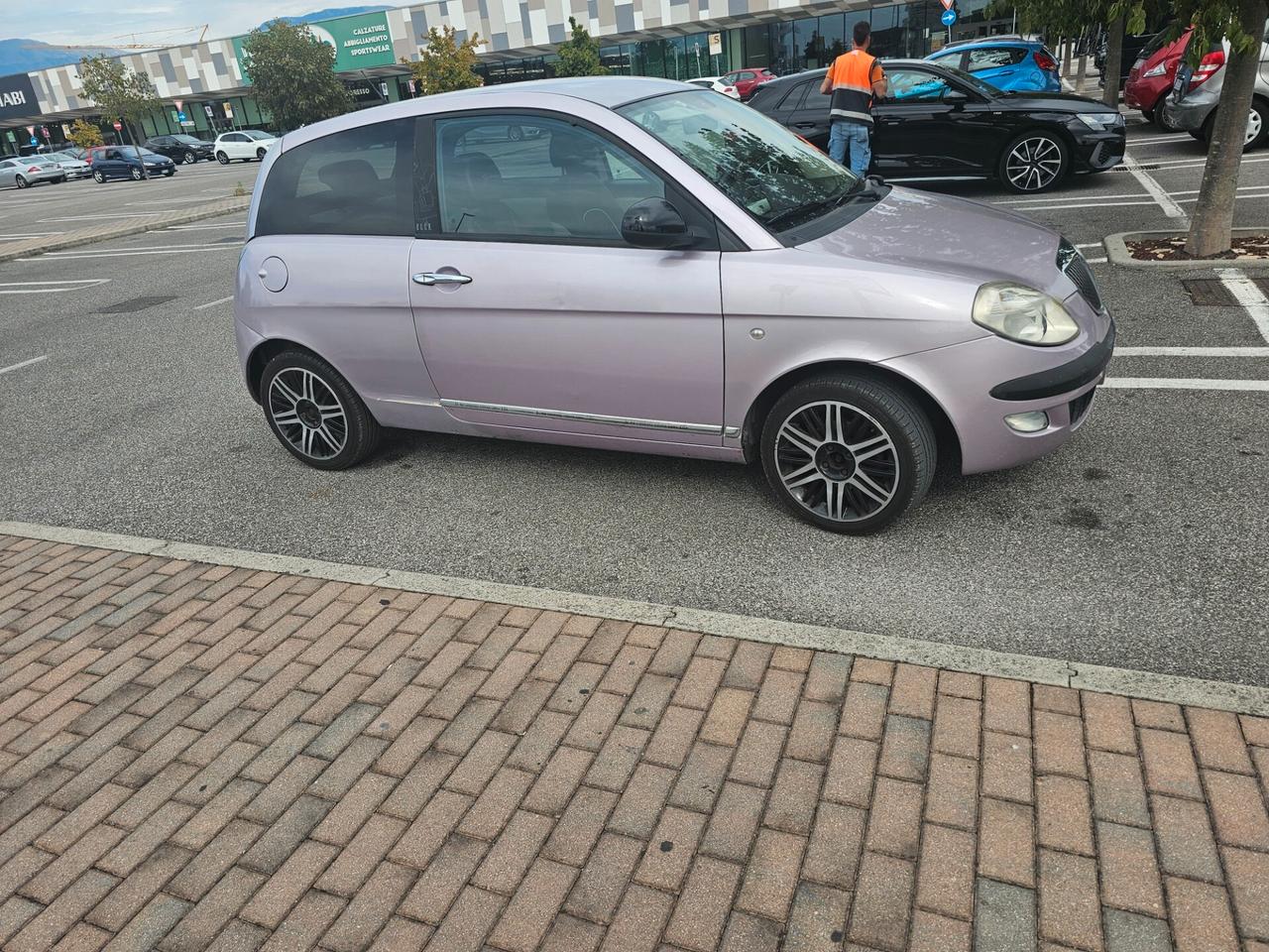 Lancia Ypsilon 1.3 MJT 75 CV Unyca