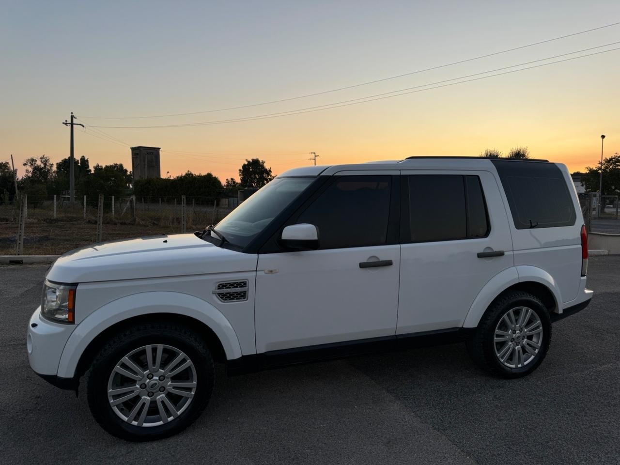 Land Rover Discovery 4 3.0 SDV6 245CV Black&White Limited Edition