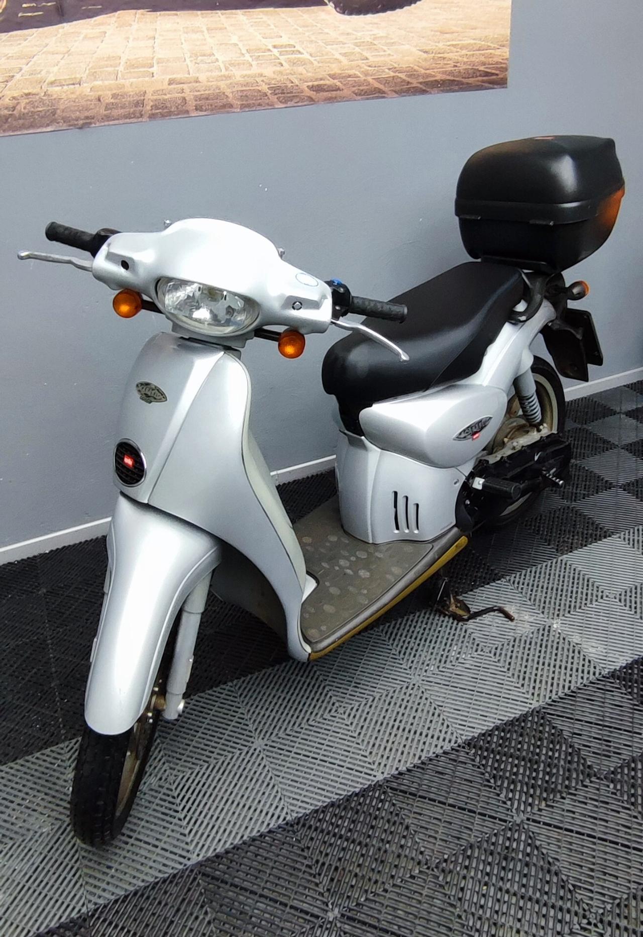 Aprilia Scarabeo 100cc , 2 posti, 2 T, 11.000km