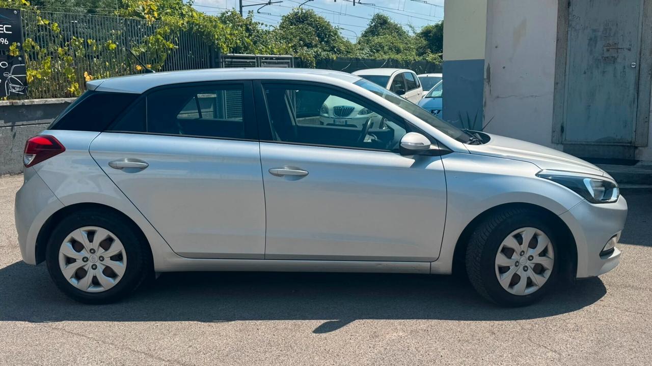 Hyundai i20 1.1 CRDi 12V 5 porte Blackline