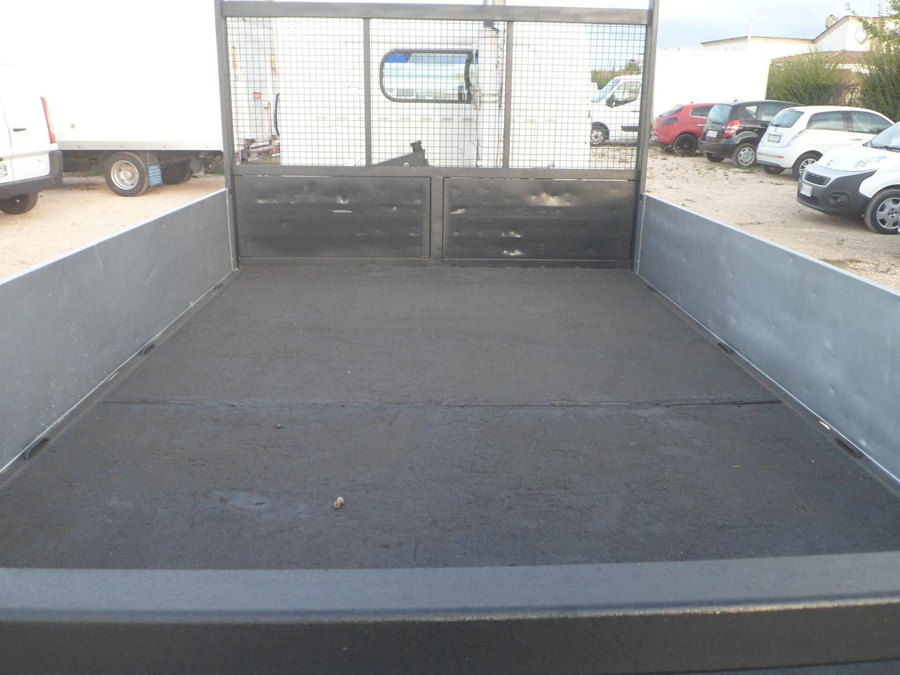 Nissan cabstar cassone con gru