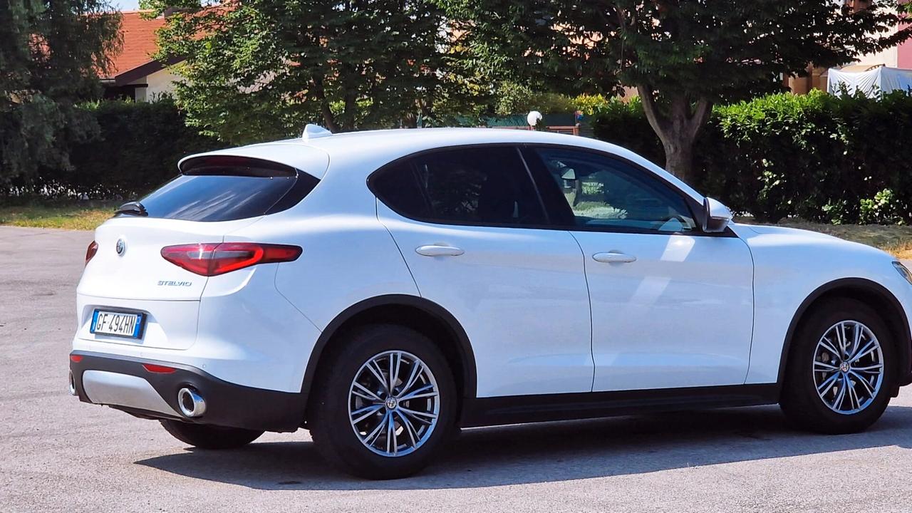 Alfa Romeo Stelvio 2.2 Turbodiesel 160 CV AT8 RWD