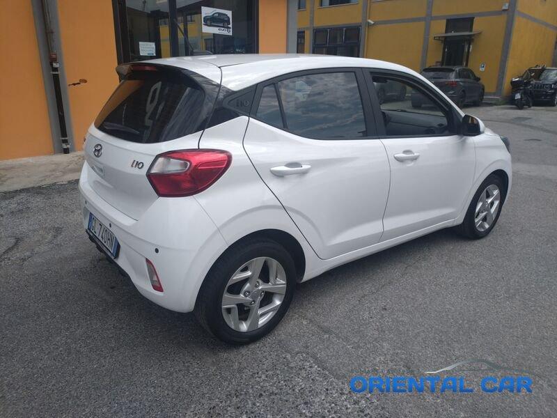 Hyundai i10 i10 1.0 TECH + CONNECT PACK + SENSORI DI POSTEGGIO + VETRI OSCURATI + TRENO DI GOMME INVERNALI