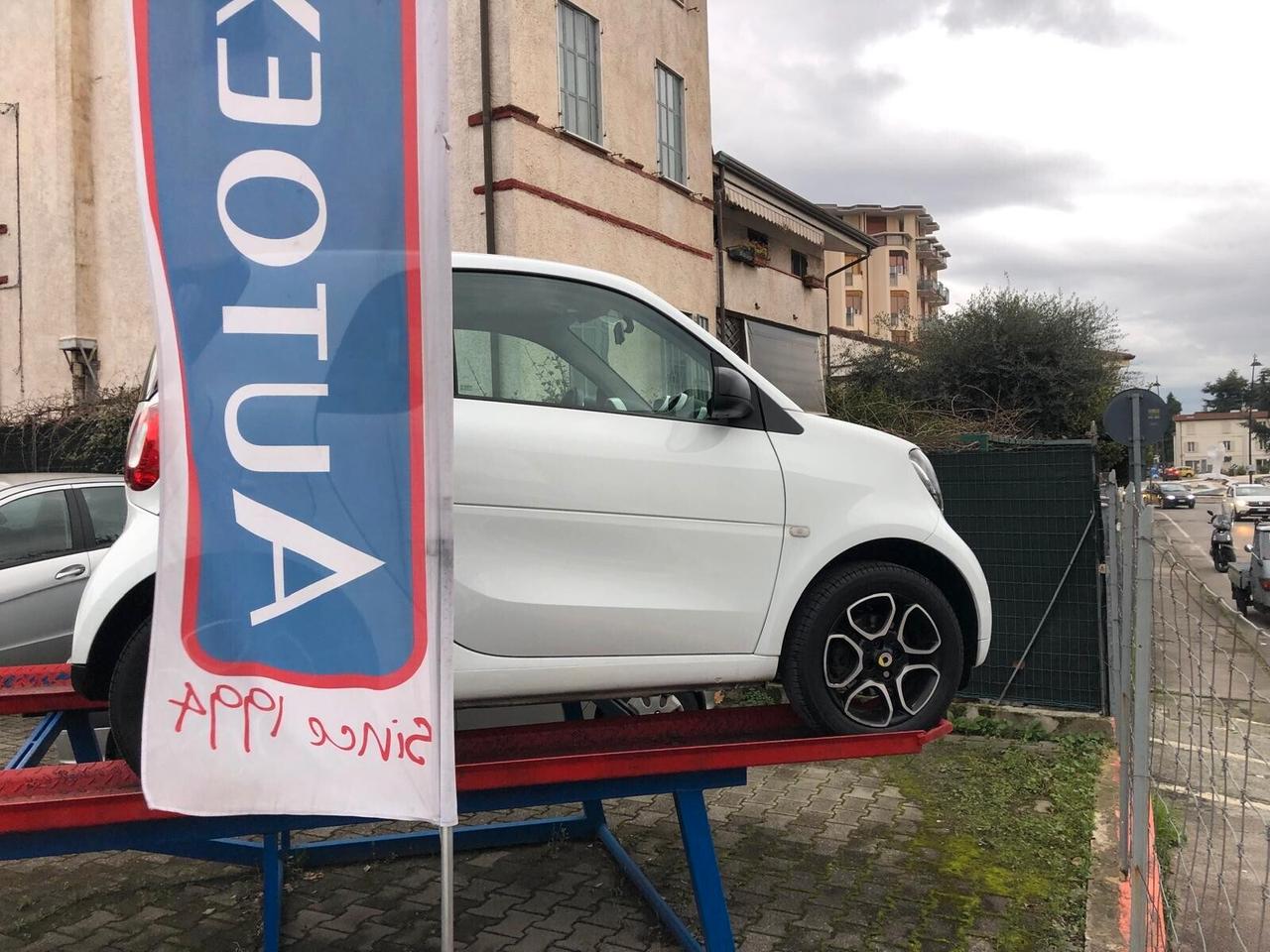 Smart ForTwo 70 1.0 Passion TOTAL WHITE ADATTA PER NEOPATENTATI-PELLE-NAVIGATORE-SEDILI RISCALDATI-POSSIBILITA' DI GARANZIA FINO A 36 MESI!!!