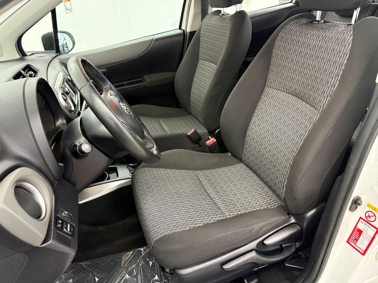 TOYOTA Yaris III 2011 Yaris 5p 1.0 Lounge