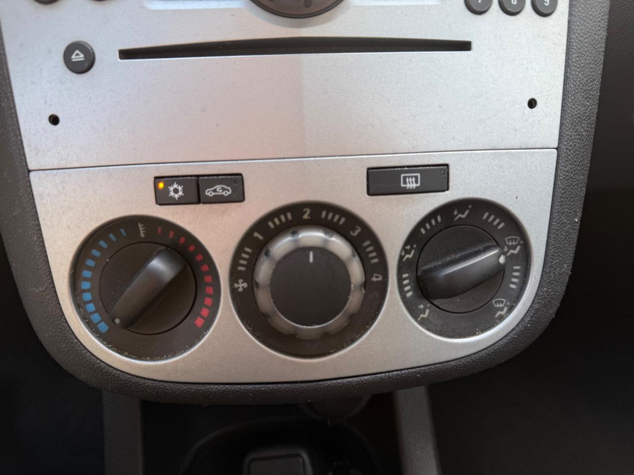 Opel Corsa 1.2 BENZINA POCHI KM 2011 NEOPATENTATI