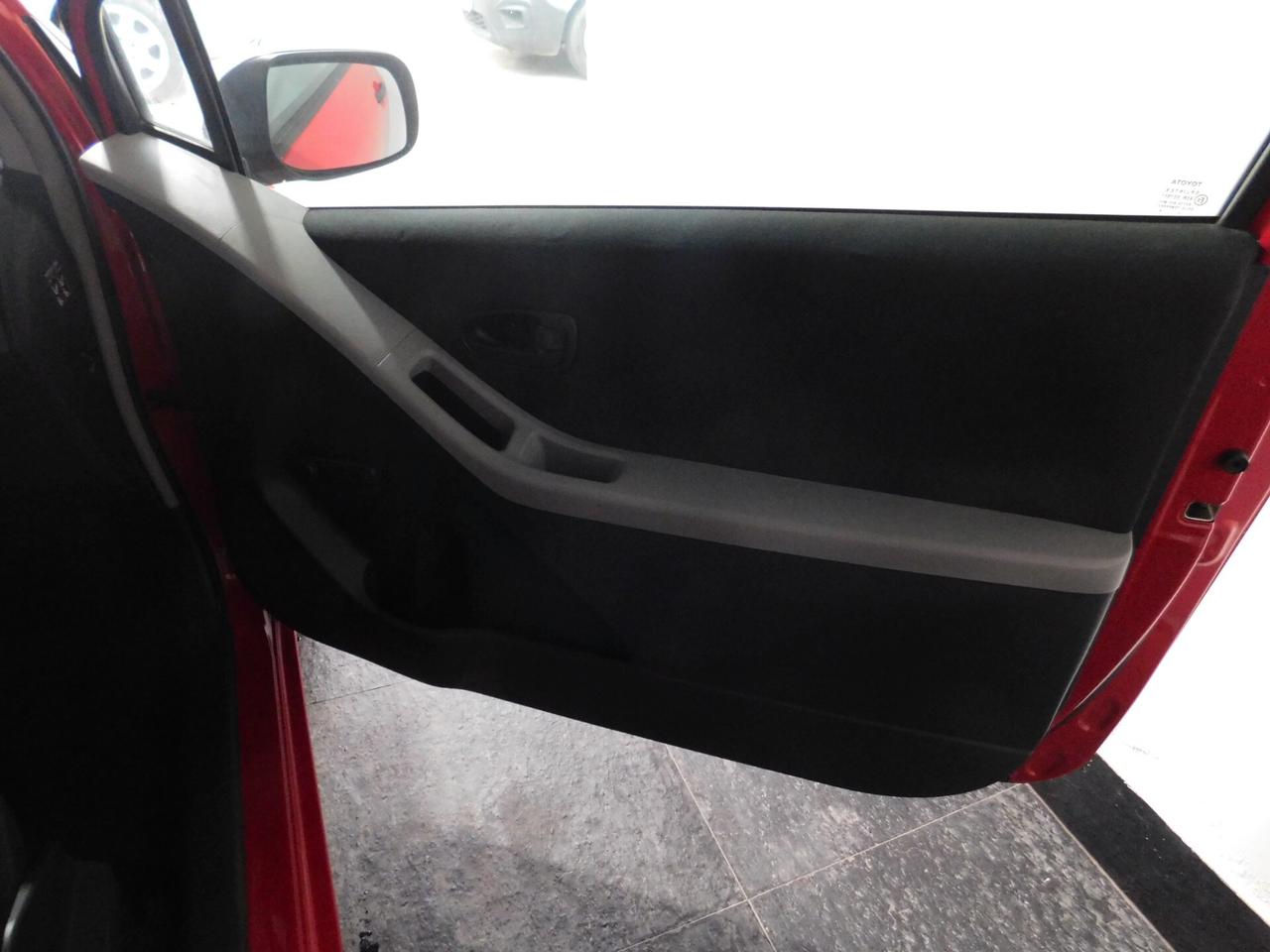 Toyota Yaris 1.0 3 porte