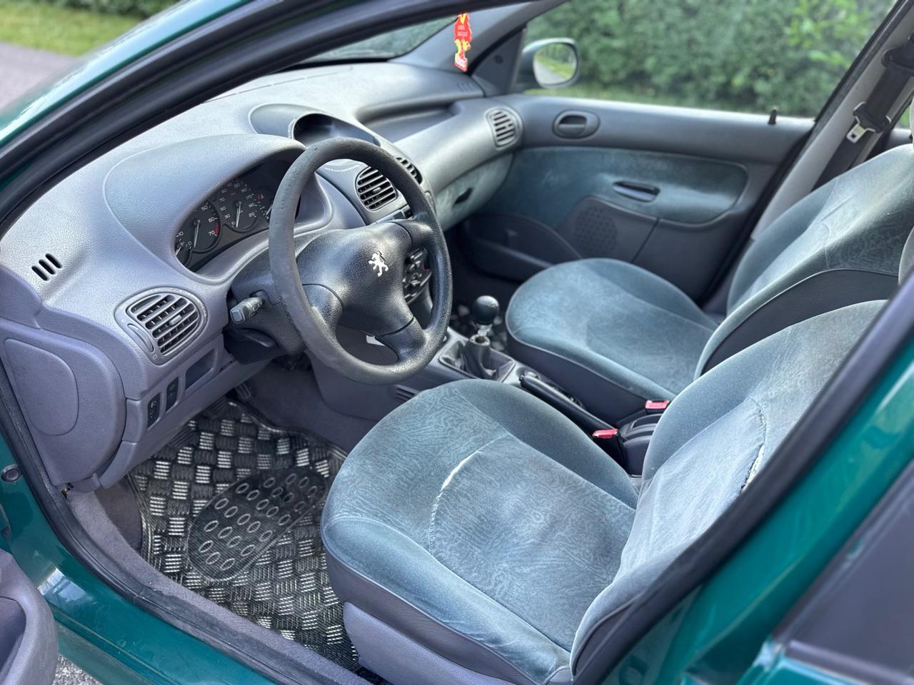 Peugeot 206 benzina con soli 110,000km