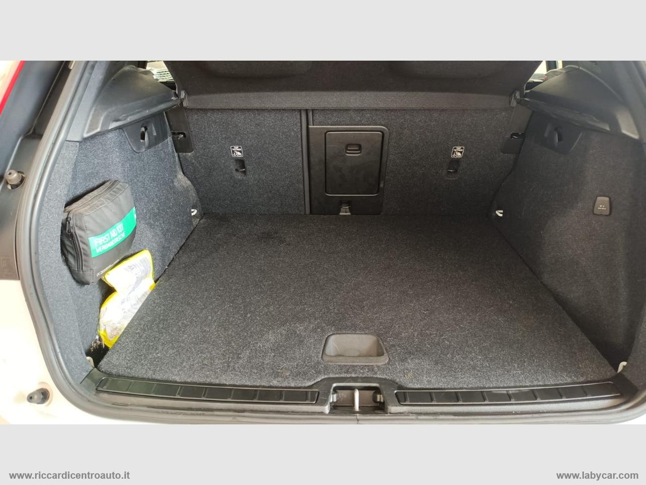 VOLVO XC40 B4 AWD Geartronic Momentum Pro