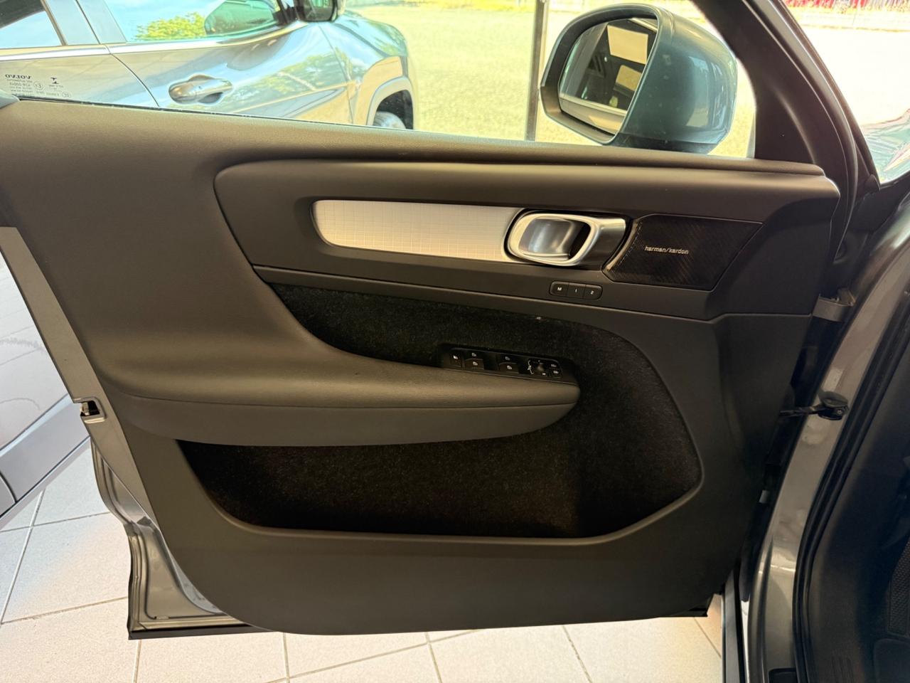 Volvo XC40 D4 AWD Geartronic Momentum TETTO APRIBILE PANORAMICO