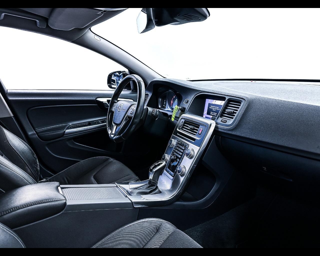 VOLVO V60 CC (2015-2018) - V60 Cross Country D3 Geartronic Busines