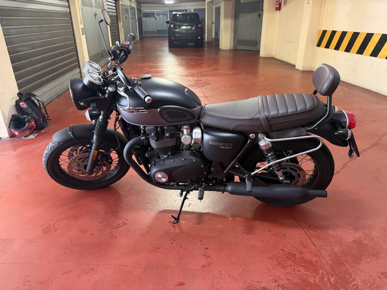 Triumph Bonneville T120 Black