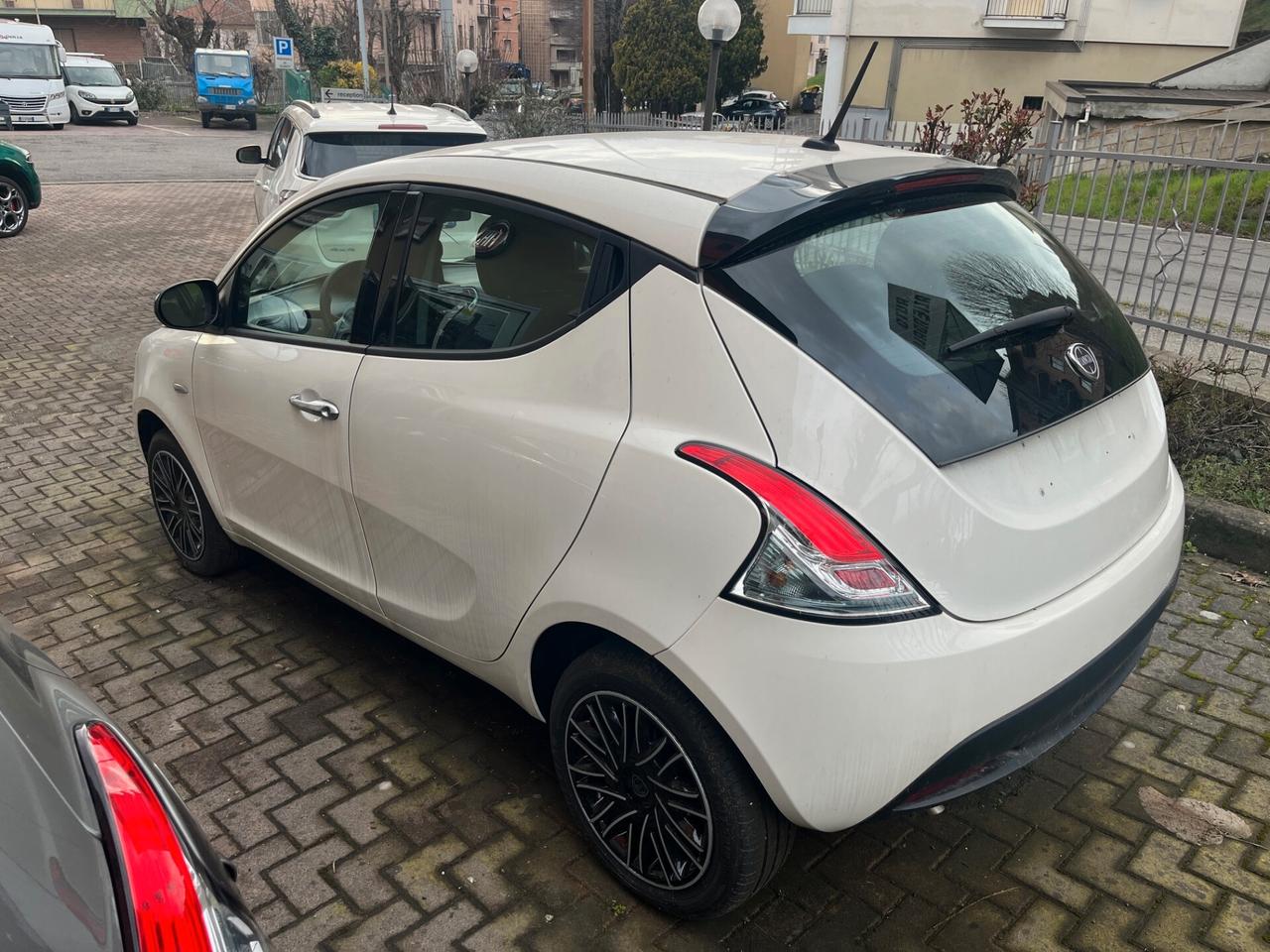 Lancia Ypsilon 1.0 FireFly 5 porte S&S Hybrid Gold Plus