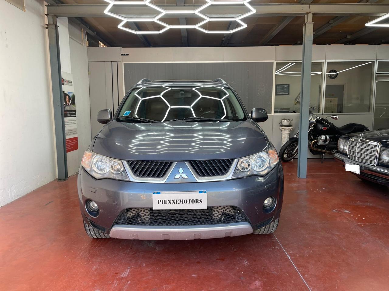 Mitsubishi Outlander 2.0d 4X4 GANCIO TRAINO 7 POSTI