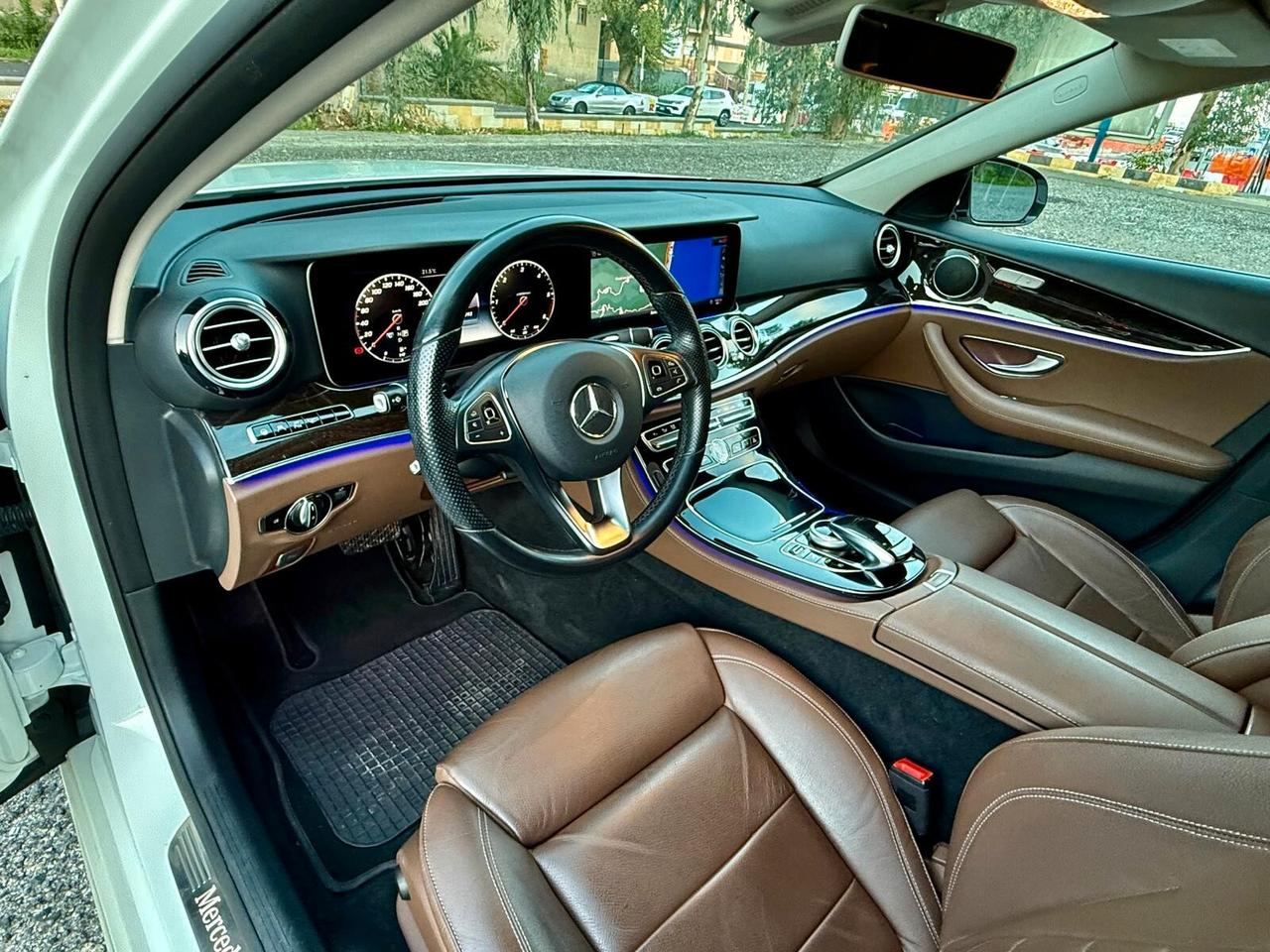 MERCEDES- BENZ KLASSE E 220 D 4MATIC AMG PREMIUM