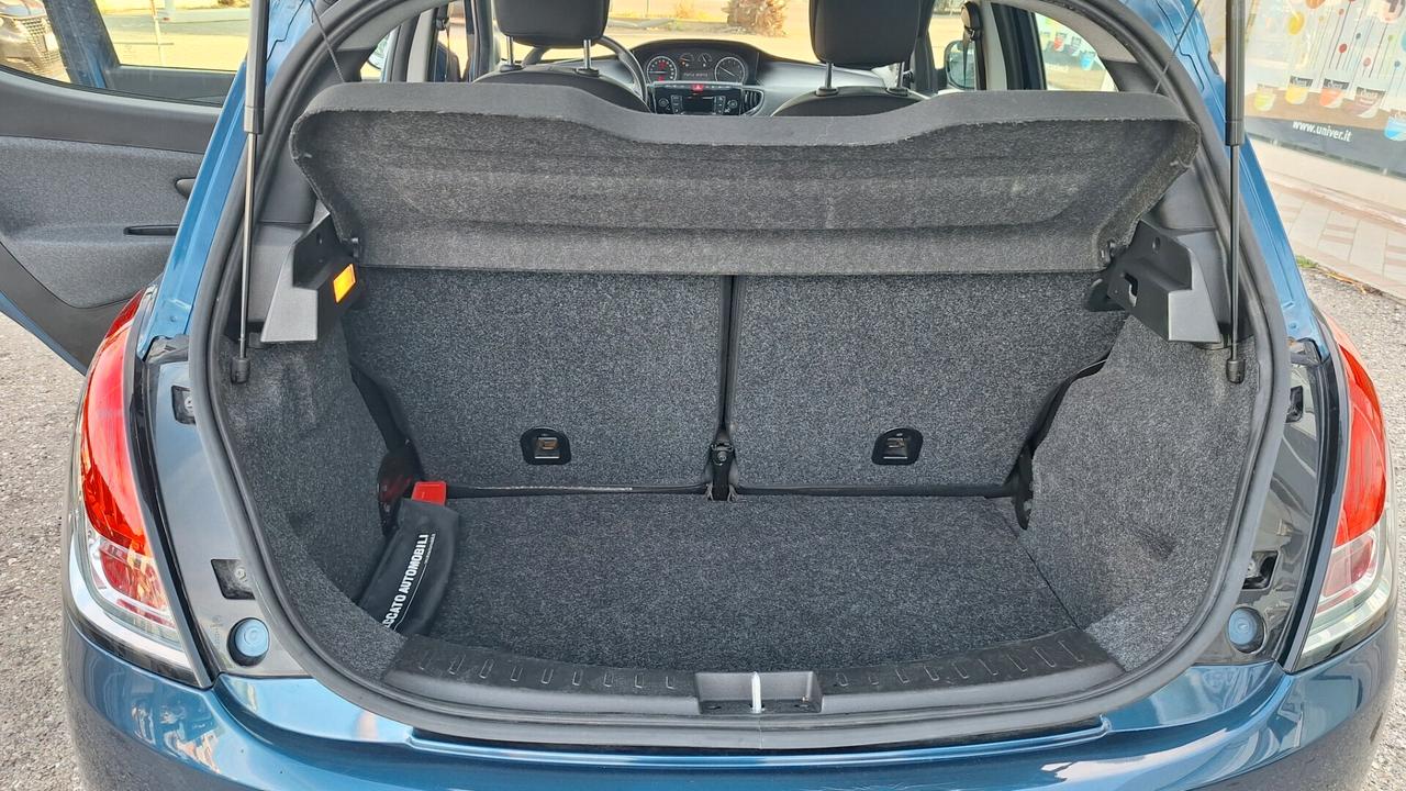 Lancia Ypsilon 1.0 FireFly 5 porte S&S Hybrid Silver