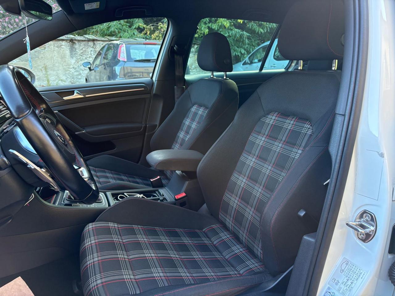 Volkswagen Golf Sport 2.0 GTI Performance #7593