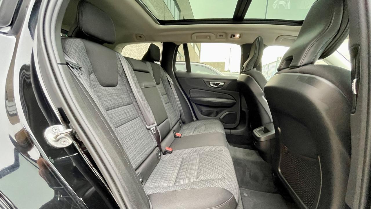 VOLVO V60 B4 2.0 GEARTRONIC MOMENTUM BUSINESS PRO 197CV - FULL LED, TETTO, SEDILI RISCALDABILI