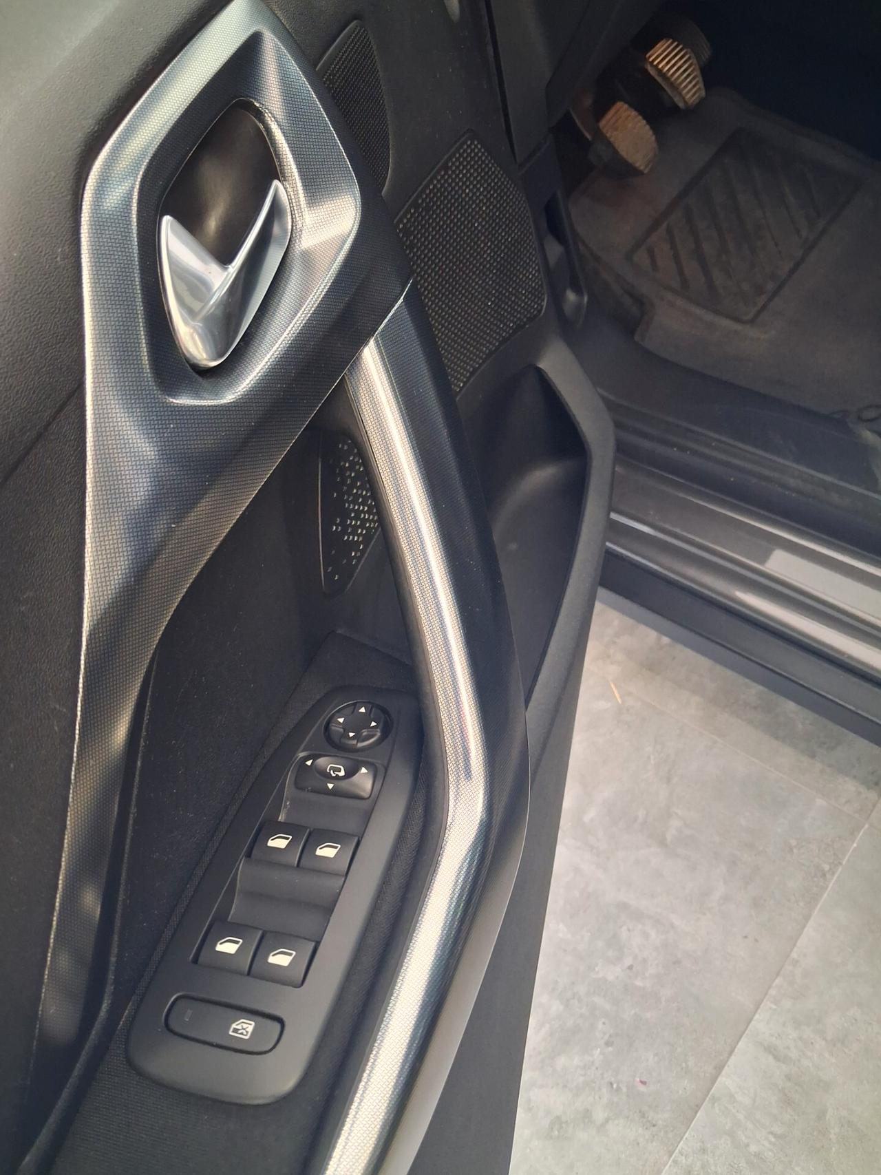 Peugeot 2008 BlueHDi 100 Allure