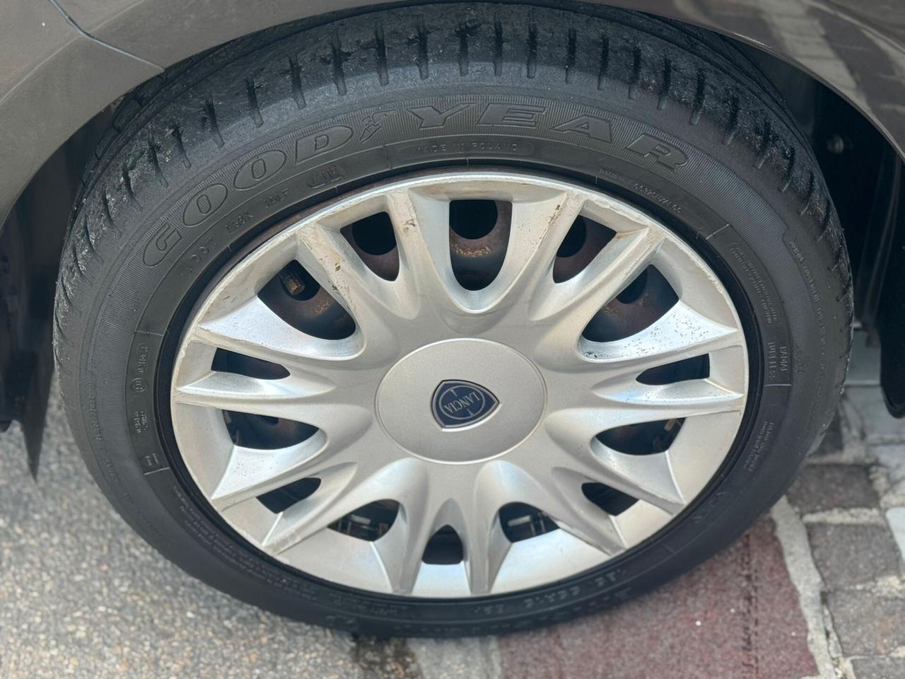 Ypsilon 1.2 69 CV 5P SeS Platinum