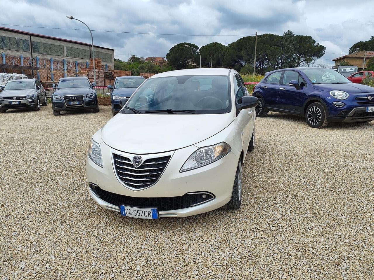 Lancia Ypsilon 0.9 TwinAir 85 CV bianco perla