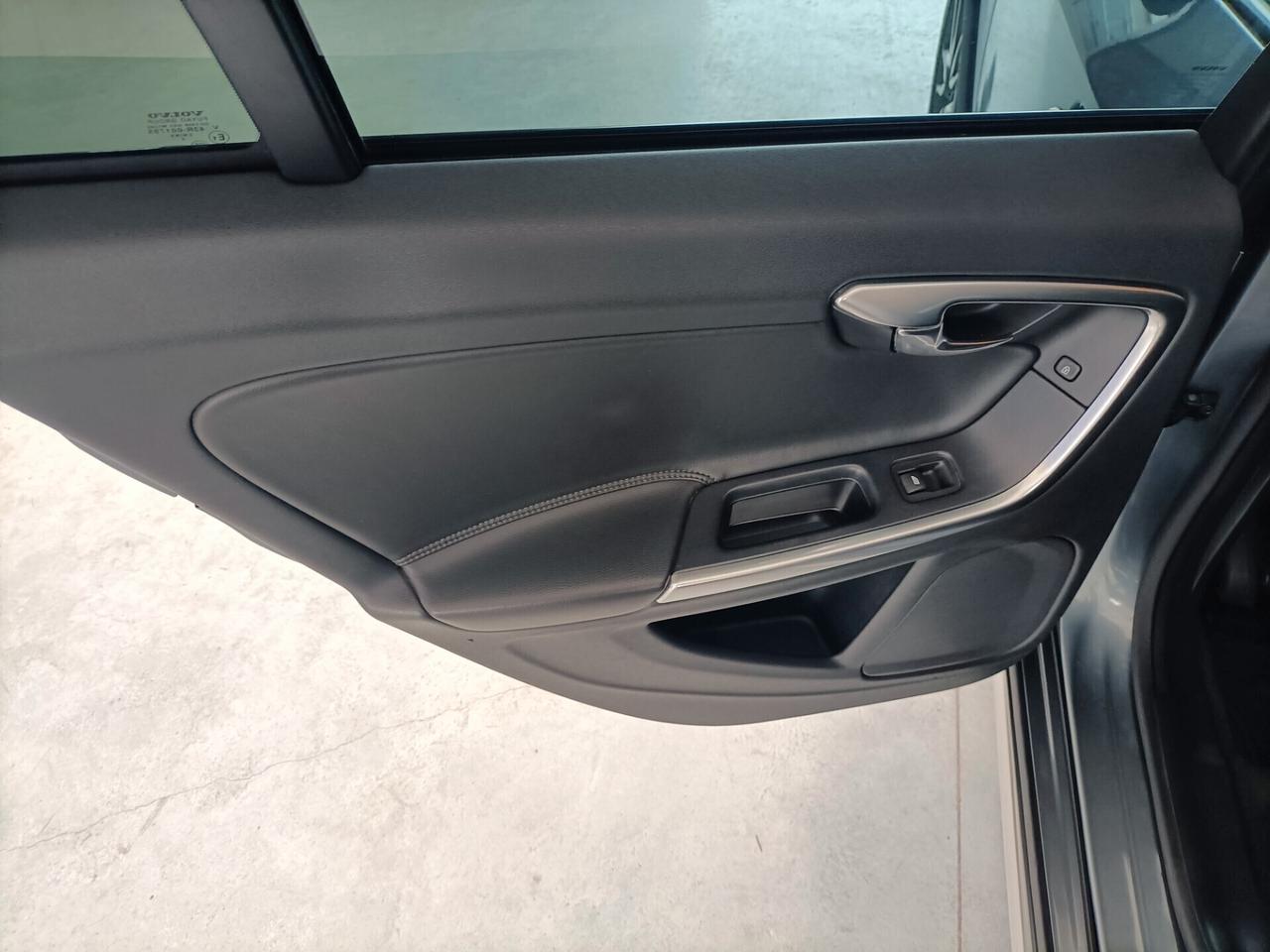 Volvo V60 2.0 D3 150 CV Geartronic R-design - 06/2016