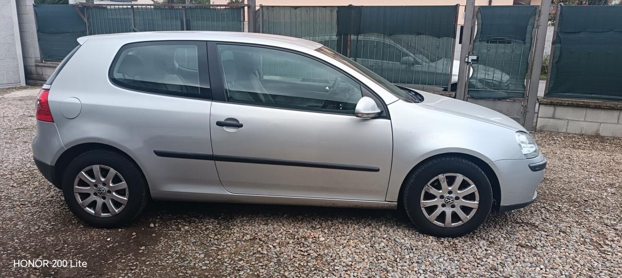 Volkswagen Golf 1.6 16V FSI 3p. Sportline