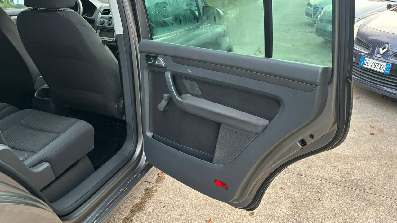 Volkswagen Touran posti 5 GPL dalla cassa gancio di traino regolare