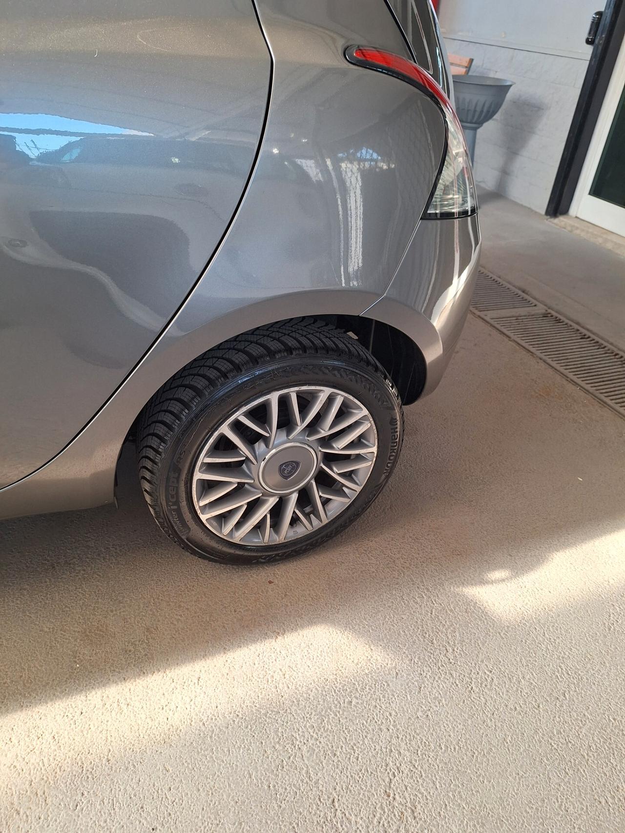 Lancia Ypsilon 0.9 TwinAir 85 CV 5 porte S&S Platinum Tetto Panoramico Apribile