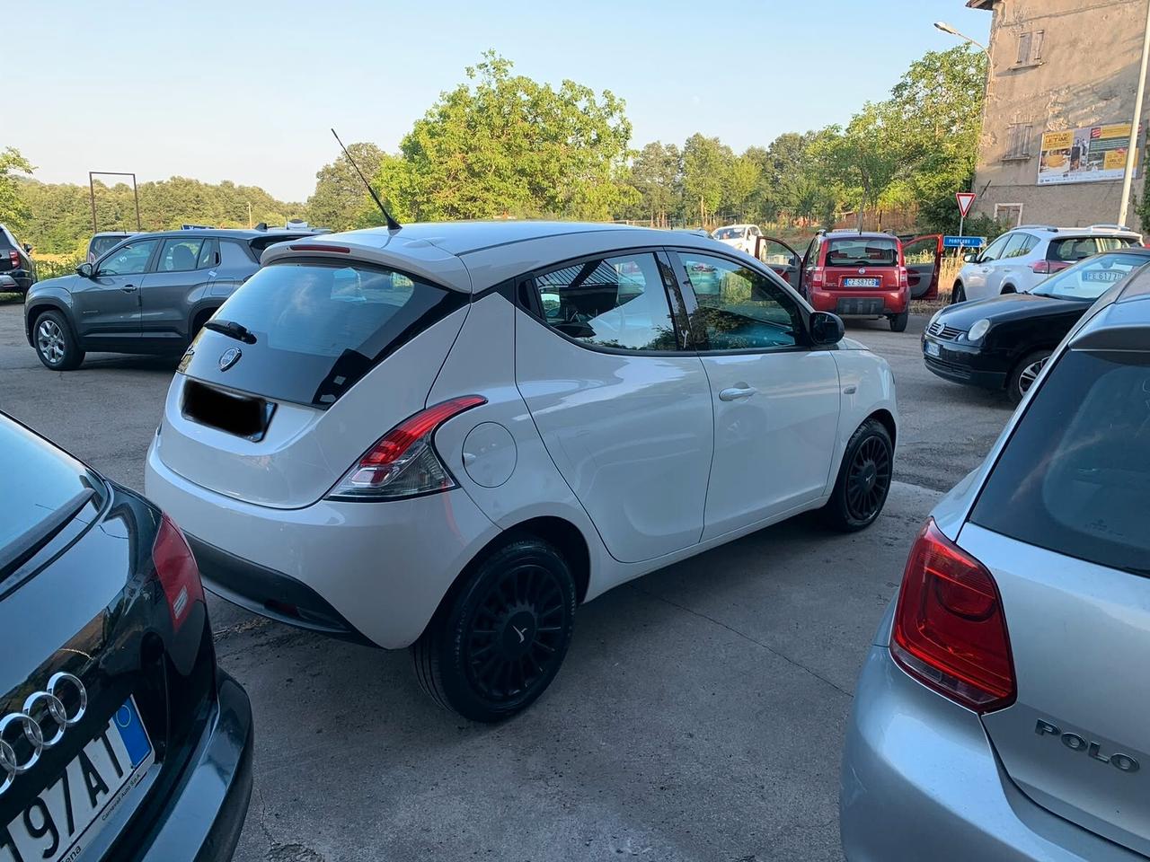 Lancia Ypsilon elefantino-5 porte-con solo 60000 km-del 2015-benzina gpl da fabbrica-ecologica-8 gomme e cerchi