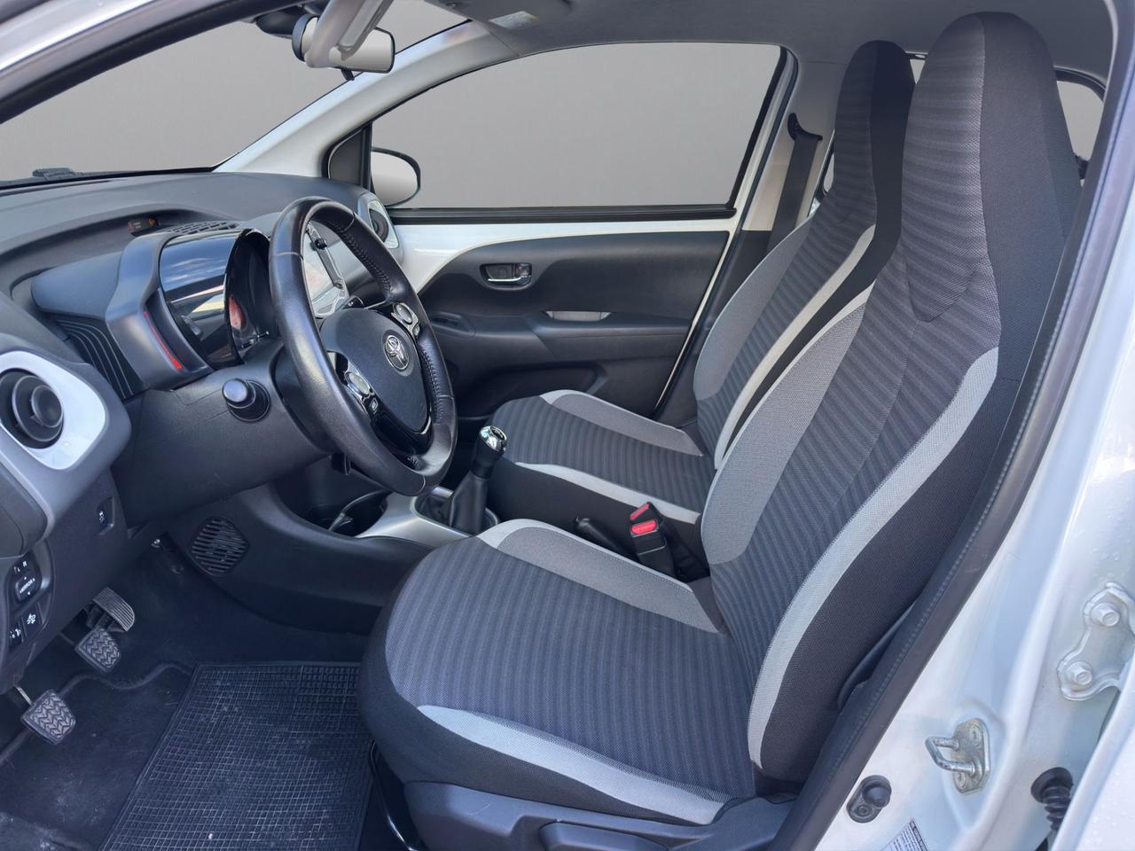 Toyota Aygo 5p 1.0 x-play 72cv