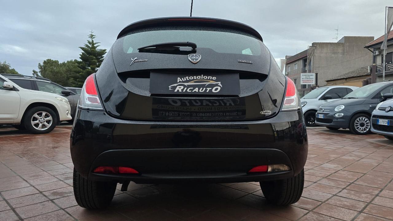 Lancia Ypsilon 1.0 FireFly 5 porte S&S Hybrid Silver