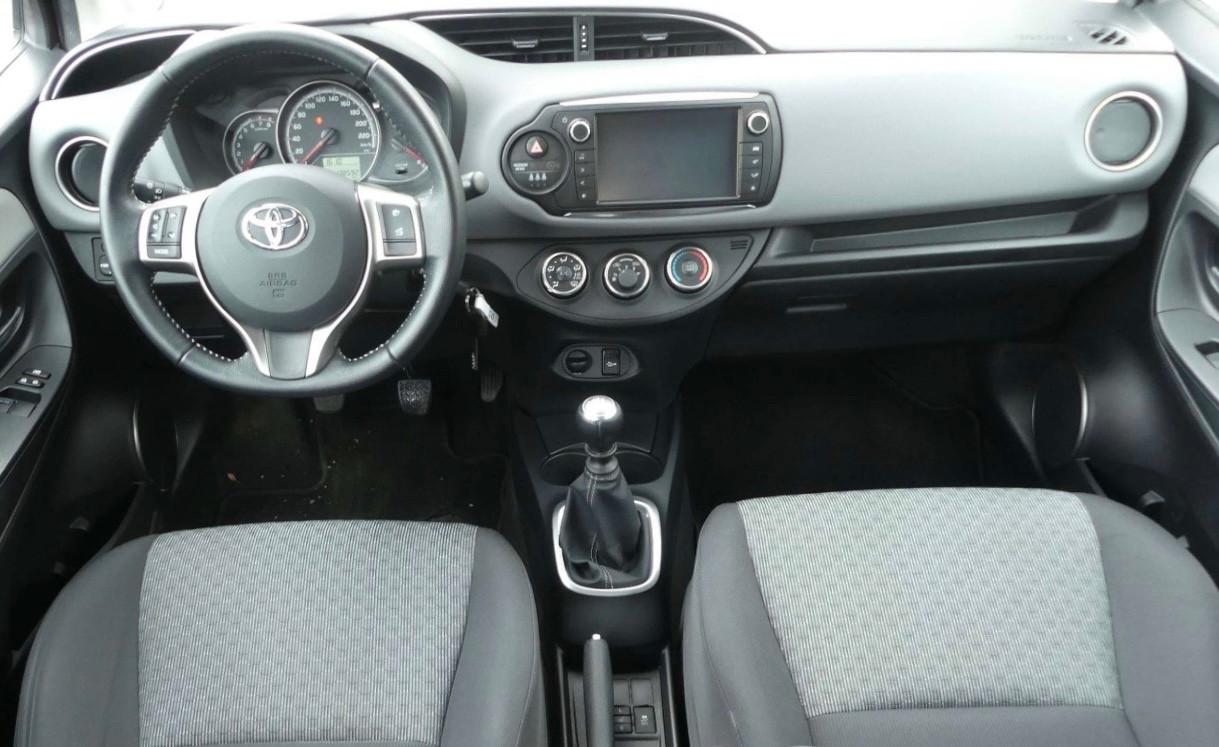 Toyota Yaris 1.3 5 porte Lounge navi telecamera full