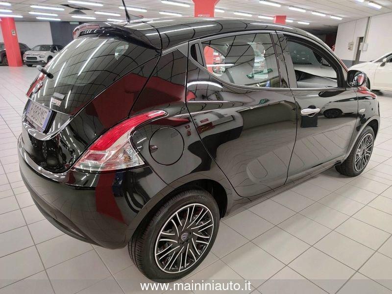 Lancia Ypsilon 1.0 70cv Hybrid 5P Silver Plus + Car Play