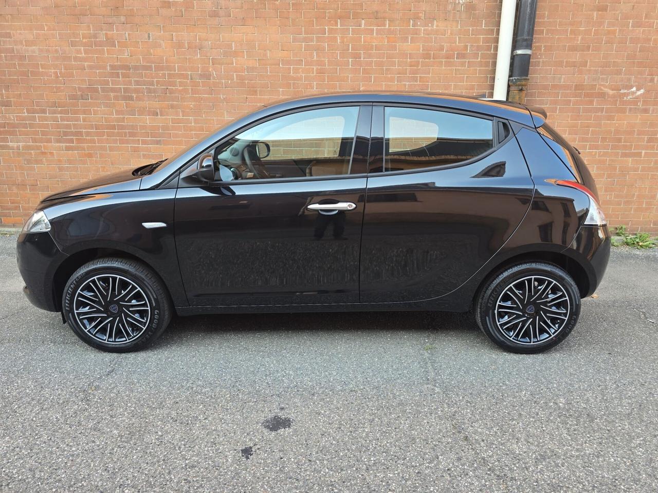 Lancia Ypsilon 1.0 FireFly 5 porte S&S Hybrid Oro