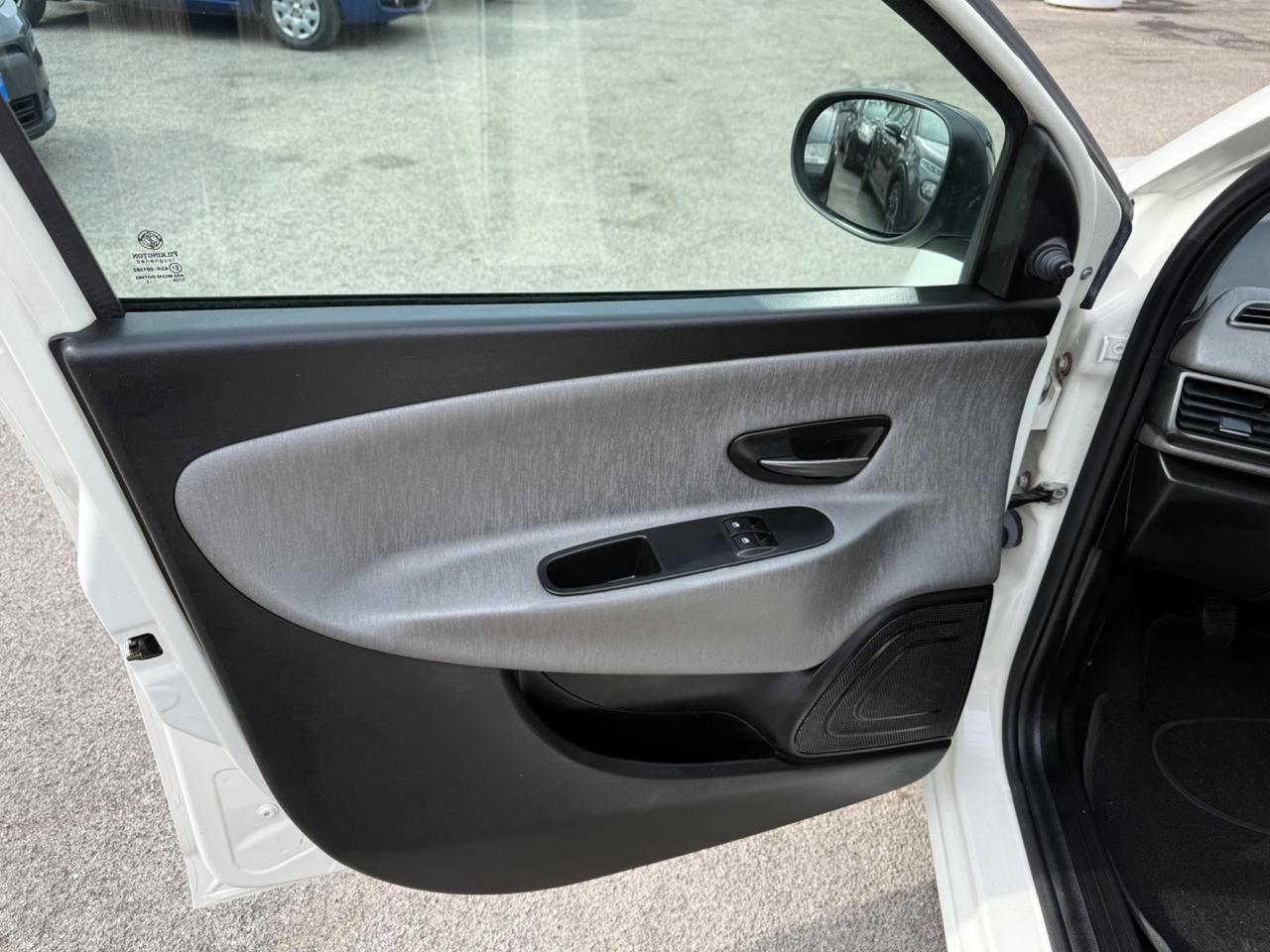 Lancia Ypsilon 1.2 69 CV 5 porte GPL Ecochic Silver
