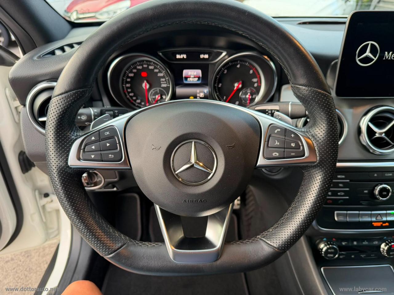 MERCEDES-BENZ GLA 200 d Automatic 4Matic Premium
