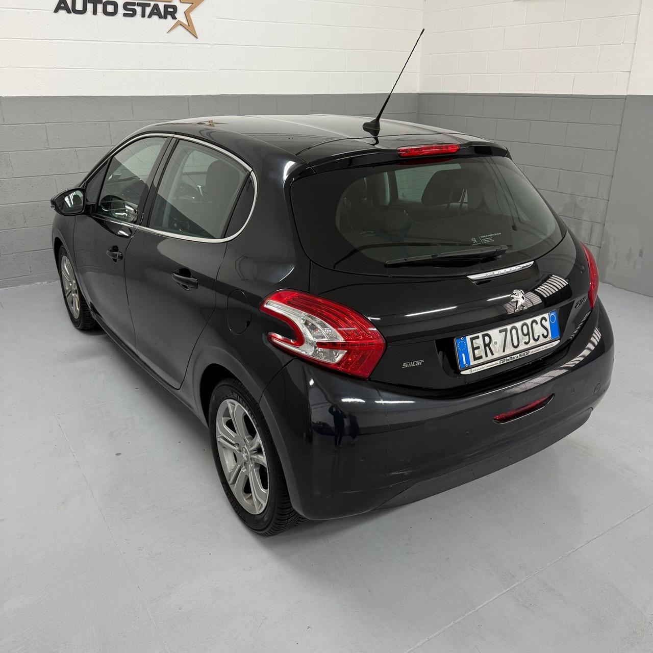 Peugeot 208 1.4 HDi 68 CV 5 porte Allure NEOPATENTATI