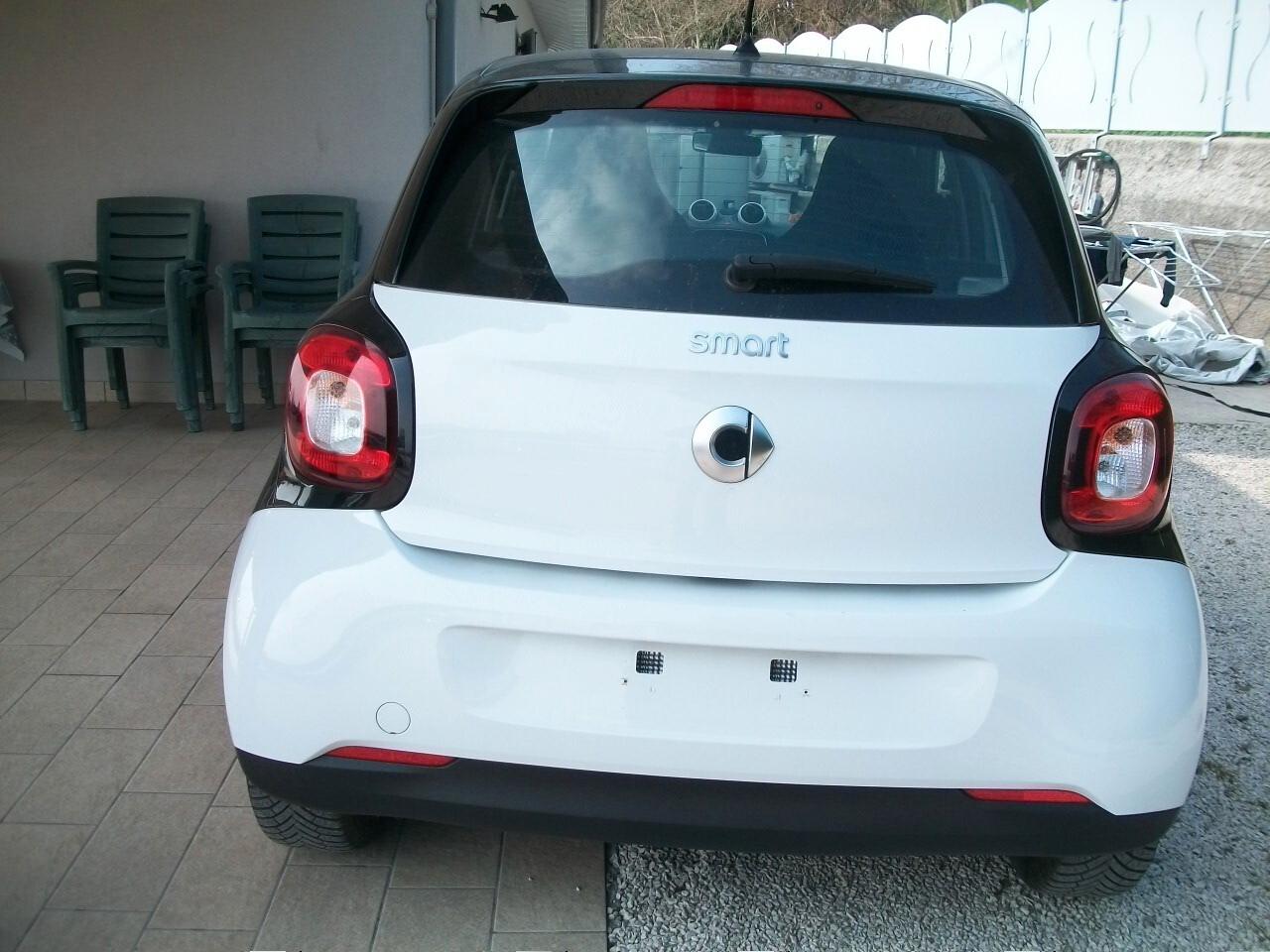 Smart ForFour 70 1.0 Passion cc999 euro 06 benzina 05 porte si neopatentati garanzia un anno km 102898 taliandati bi colore28