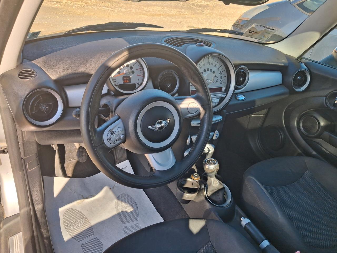 Mini Cooper 1.6 benzina tenuta benissimo