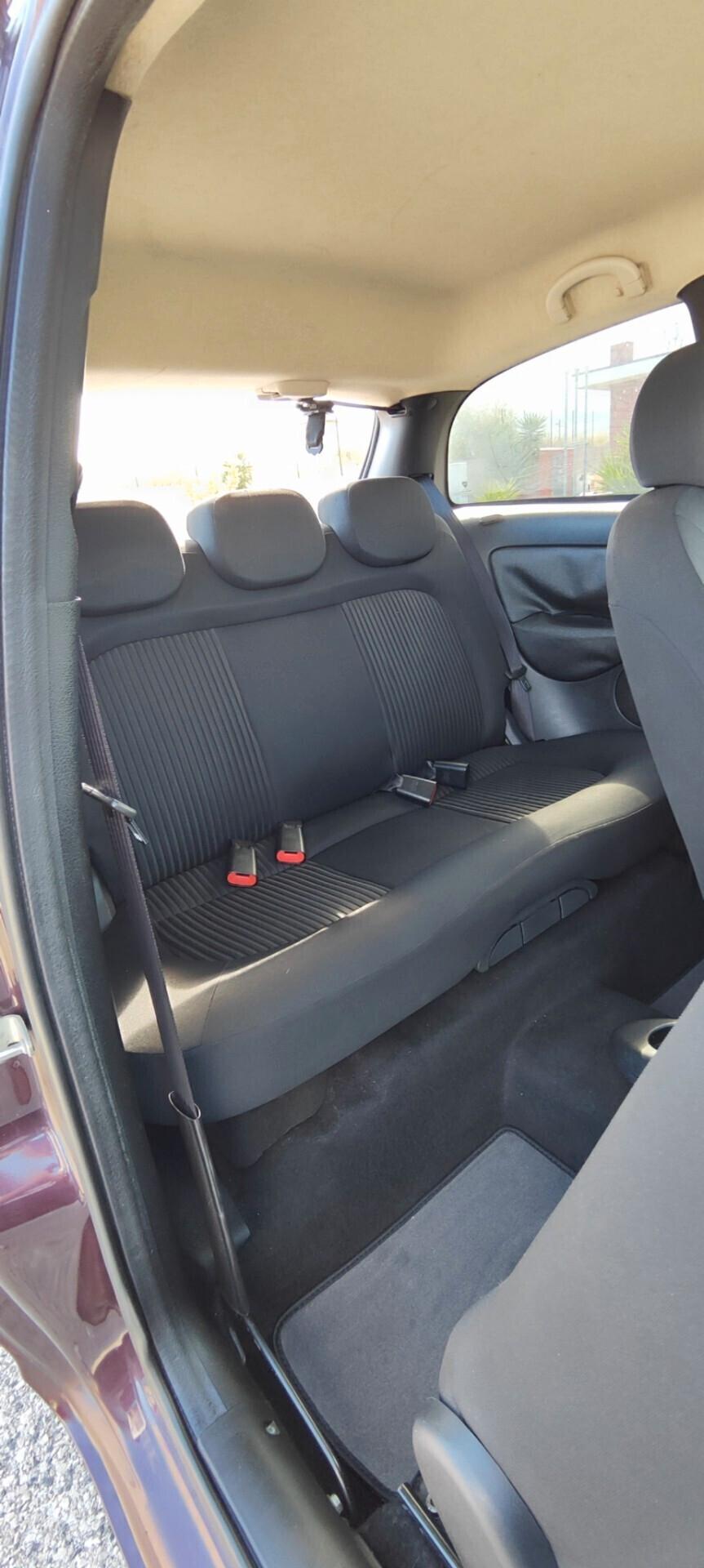 Lancia Ypsilon 1.3 MJT 75 CV Versus