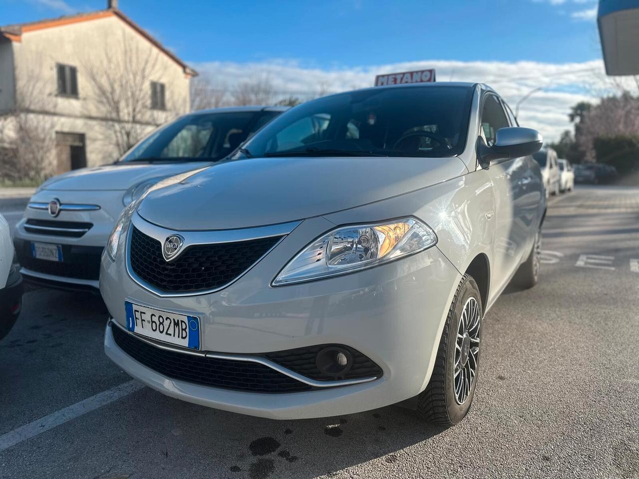 Lancia Ypsilon 0.9 TwinAir 85 CV 5 porte Metano Ecochic Silver