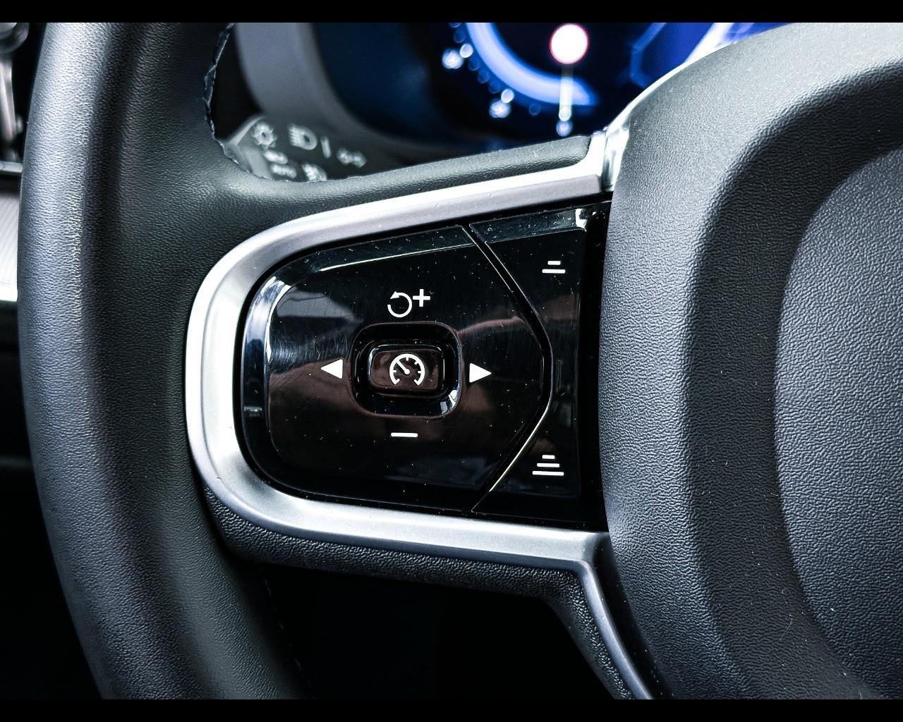VOLVO XC60 (2017-->) - XC60 B4 (d) AWD automatico Plus Dark