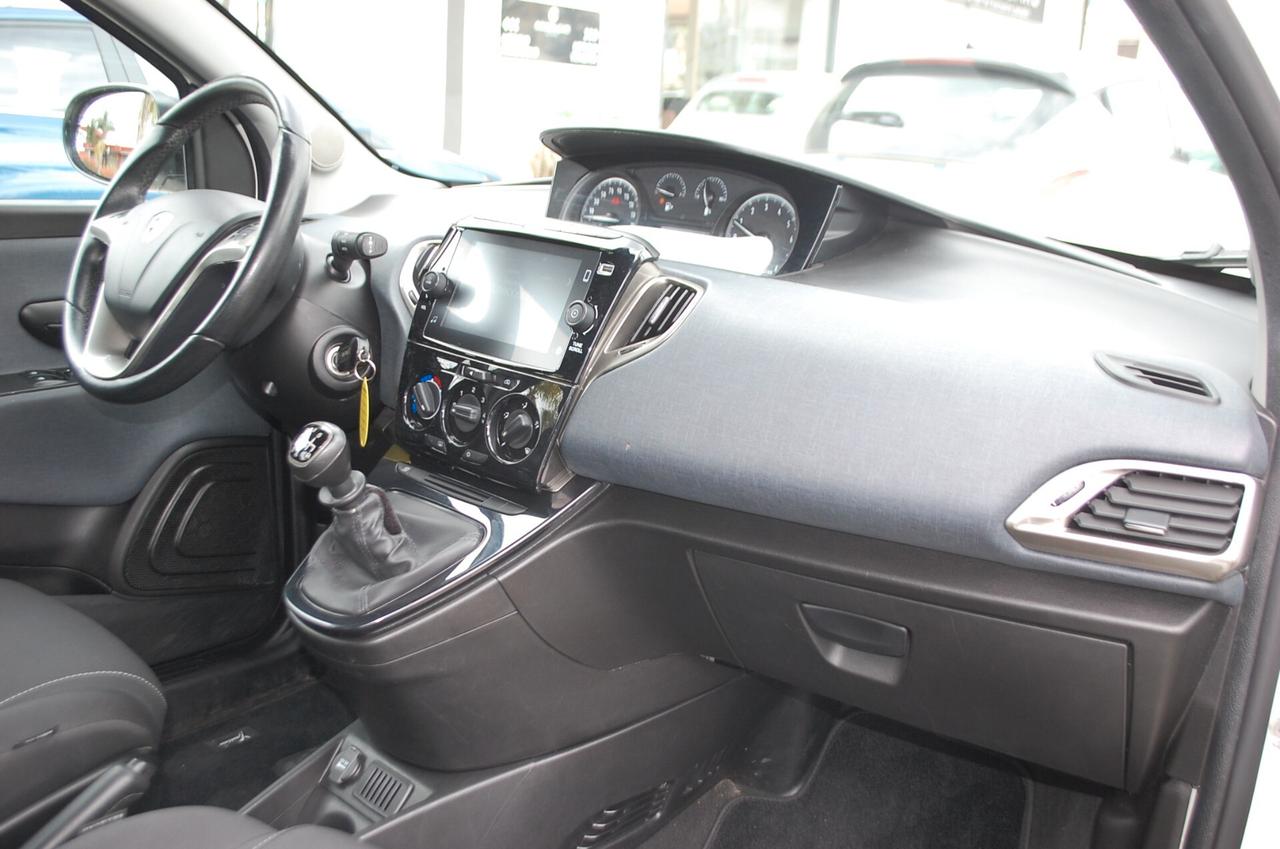 Lancia Ypsilon 1.0 firefly hybrid Gold Plus S&S Uff Italy USB