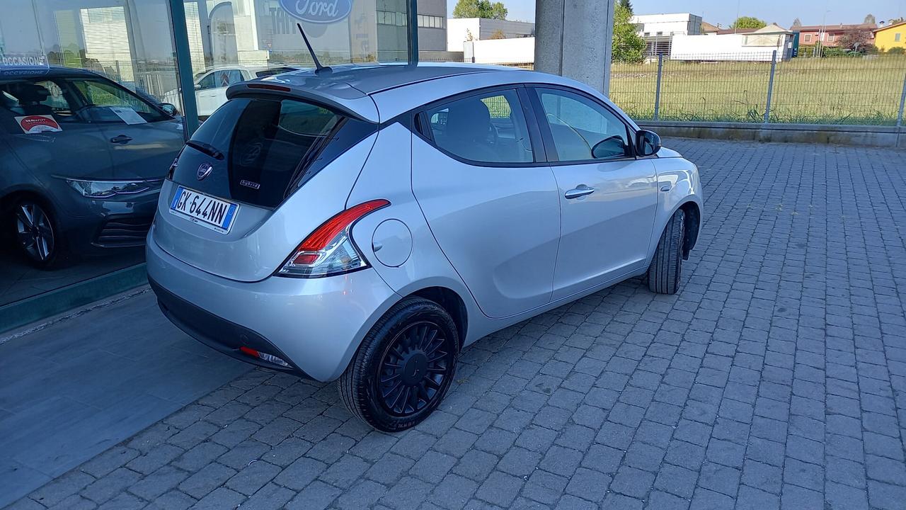Lancia Ypsilon 1.0 FireFly 5 porte S&S Hybrid Silver