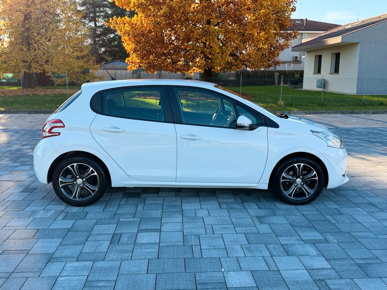 Peugeot 208 1.4 HDi 68 CV 5 porte Allure (NEOPATENTATI)