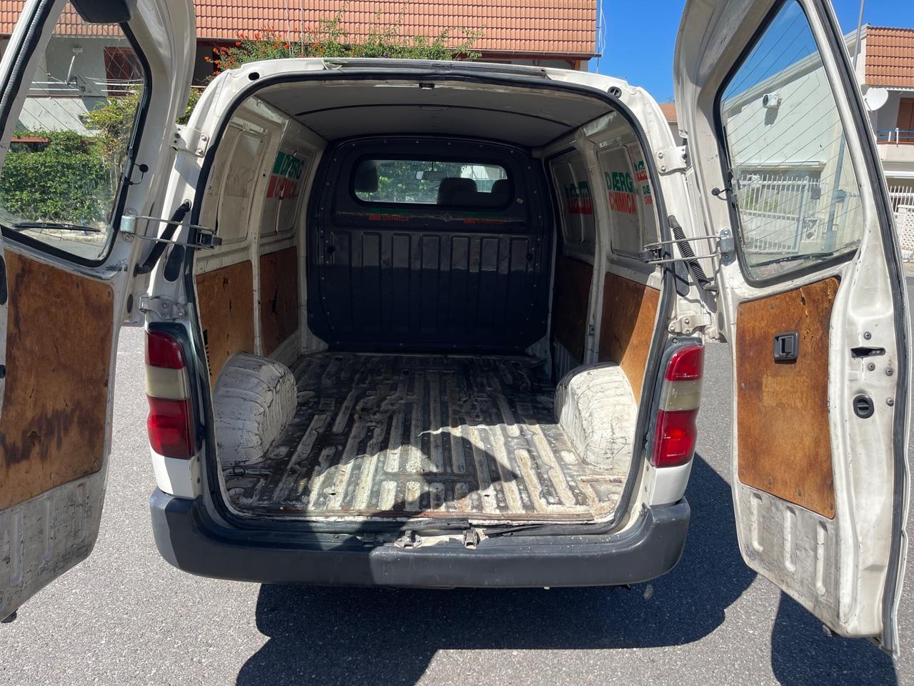 Toyota Hiace 2.5 D-4D Van 3 posti
