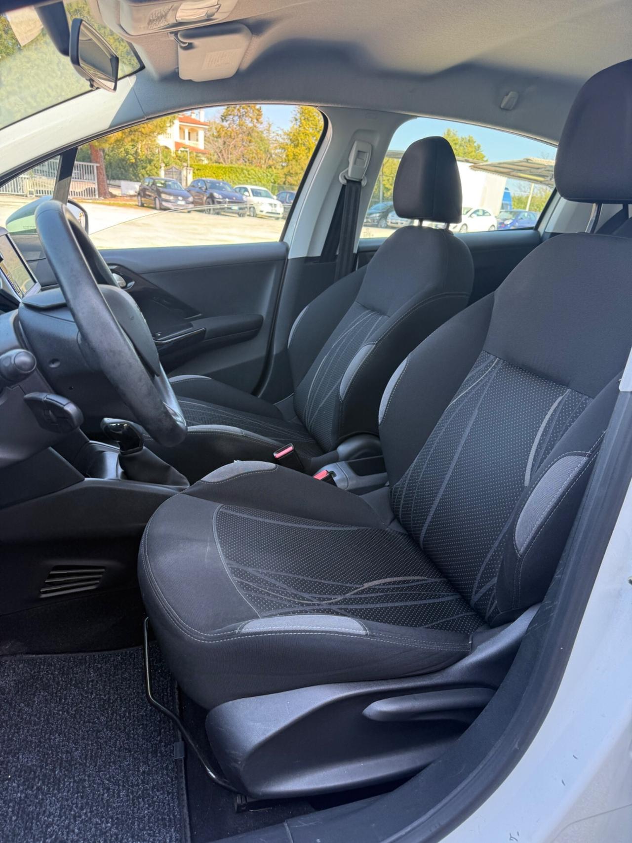 Peugeot 208 1.2 benzina 70 milaKM Neopatentati